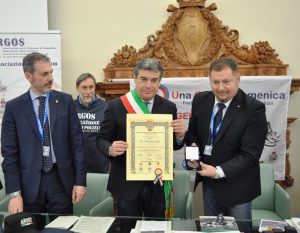Il Sindaco di Fano dr Mario SERI riceve il titolo di Ambasciatore delle Buone Azioni dai delegati di Presidenza Nazionale ARGOS Gianluca Guerrisi e Fausto Zilli