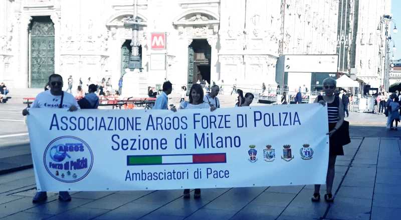 Milano (Lombardia), foto al Duomo con la Sezione Locale dell'Associazione ARGOS Forze di POLIZIA