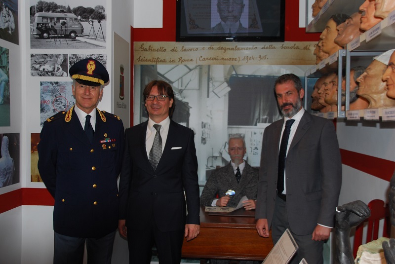 Statua Prof Salvatore OTTOLENGHI - Museo delle Cere ROMA. Nella foto il dr Gianluca GUERRISI con il Direttore del Museo delle CERE Fernando CANINI