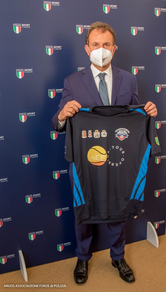 Avv. Vito COZZOLI, Presidente di Sport e Salute con la maglia ufficiale della squadra di calcio amatoriale ARGOS Soccer TEAM Forze di Polizia