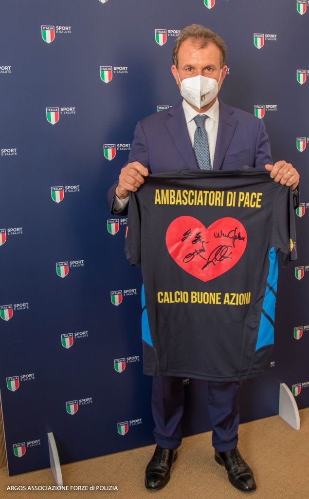 Avv. Vito COZZOLI, Presidente di Sport e Salute con la maglia ufficiale della squadra di calcio amatoriale ARGOS Soccer TEAM Forze di Polizia