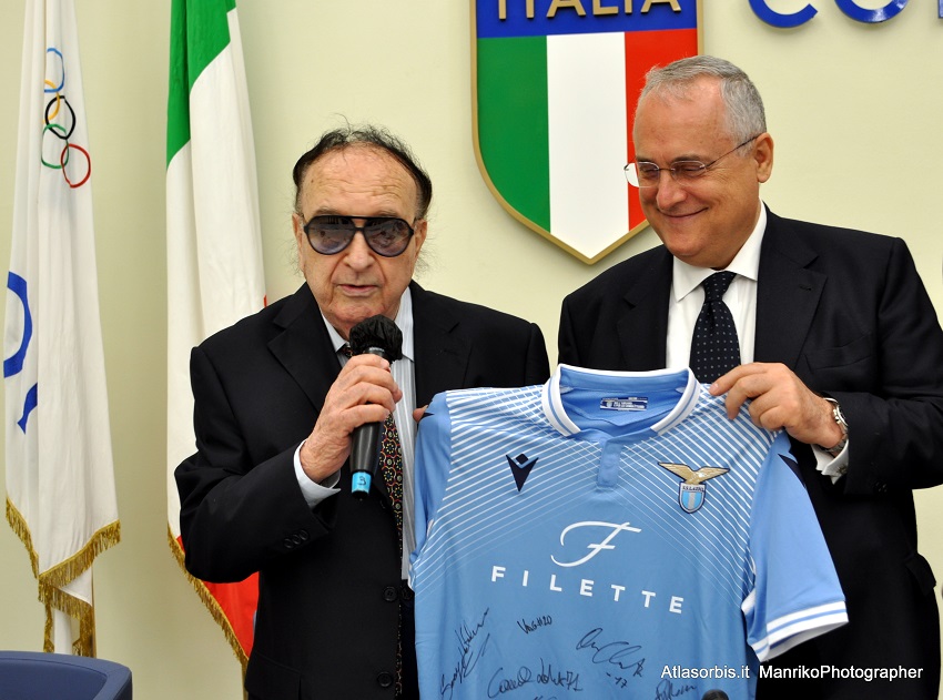 Claudio LOTITO consegna la maglia di gioco Lazio Femminile ad Ezio LUZZI