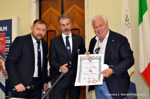 Premio Taccuino d’Oro 2021: da sinistra nella foto il dr Fausto ZILLI, il dr Gianluca GUERRISI con il Presidente USSI Gianfranco COPPOLA durante la premiazioni al CONI