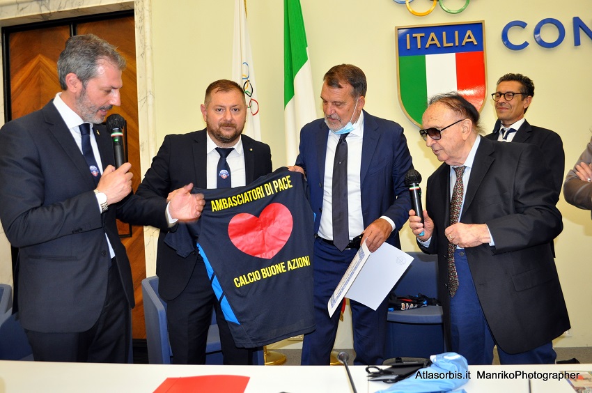 Marco TARDELLI consegna maglia gioco ARGOS Soccer TEAM Forze di POLIZIA