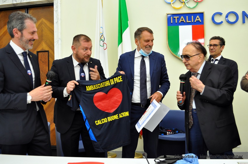 Marco TARDELLI consegna maglia gioco ARGOS Soccer TEAM Forze di POLIZIA