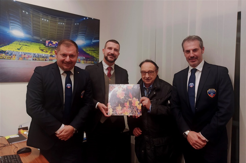 EZIO LUZZI consegna A.S. ROMA disco vinile - ARGOS Soccer TEAM Forze di POLIZIA