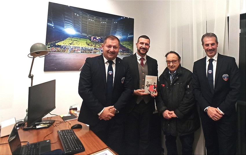 EZIO LUZZI consegna Libro AS ROMA - ARGOS Soccer TEAM Forze di POLIZIA