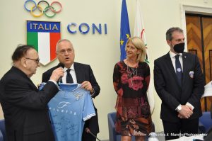 Claudio LOTITO consegna la maglia di gioco Lazio Femminile ad Ezio LUZZI