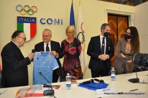 Ezio LUZZI - Il Presidente della S.S. Lazio consegna la maglia della squadra femminile - CONI
